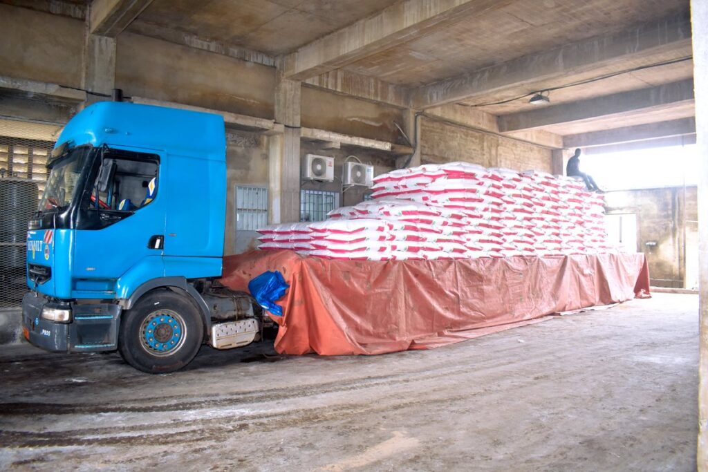 Camion chargé de sacs de farine prêts à partir