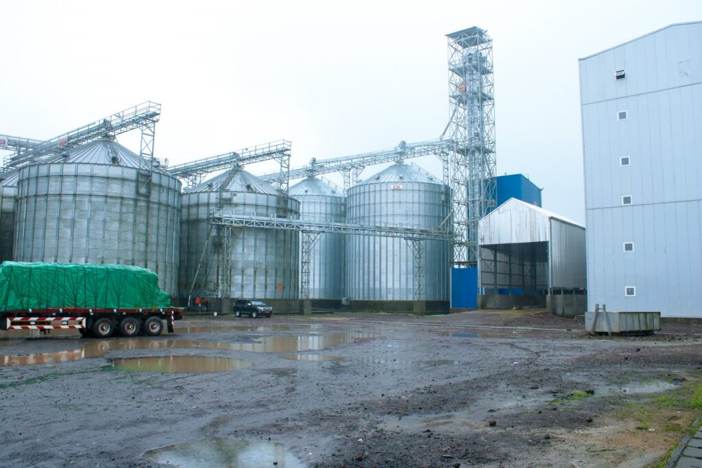 Silos à blé et bâtiment de production de World Food Industry